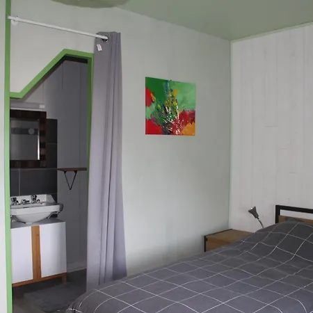 D'hote, Avec Espace Vue Sur Mer, A 400 M Du Port Au 2eme Et 3eme Etage D'une Maison Typique De Vaast La Hougue Bed and breakfast *