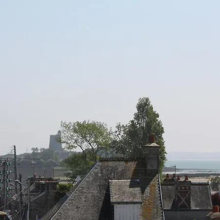D'hote, Avec Espace Vue Sur Mer, A 400 M Du Port Au 2eme Et 3eme Etage D'une Maison Typique De Vaast La Hougue Bed & Breakfast *