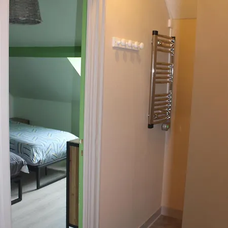 D'hote, Avec Espace Vue Sur Mer, A 400 M Du Port Au 2eme Et 3eme Etage D'une Maison Typique De Vaast La Hougue Bed & Breakfast