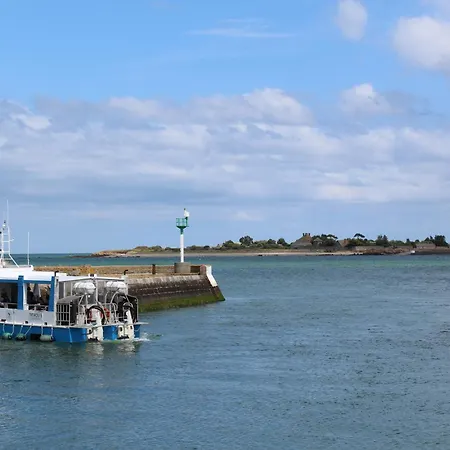 D'hote, Avec Espace Vue Sur Mer, A 400 M Du Port Au 2eme Et 3eme Etage D'une Maison Typique De Vaast La Hougue *