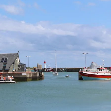 D'hote, Avec Espace Vue Sur Mer, A 400 M Du Port Au 2eme Et 3eme Etage D'une Maison Typique De Vaast La Hougue Bed & Breakfast *
