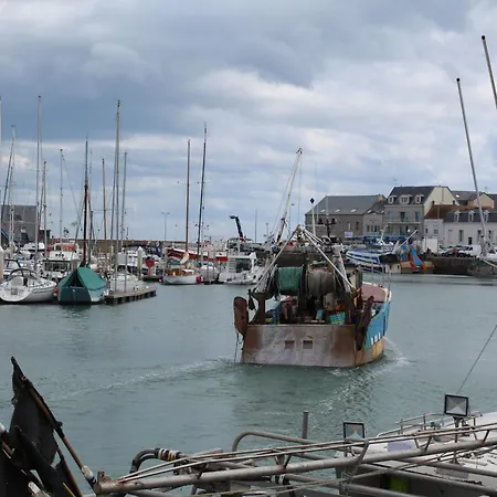 D'hote, Avec Espace Vue Sur Mer, A 400 M Du Port Au 2eme Et 3eme Etage D'une Maison Typique De Vaast La Hougue Bed & Breakfast